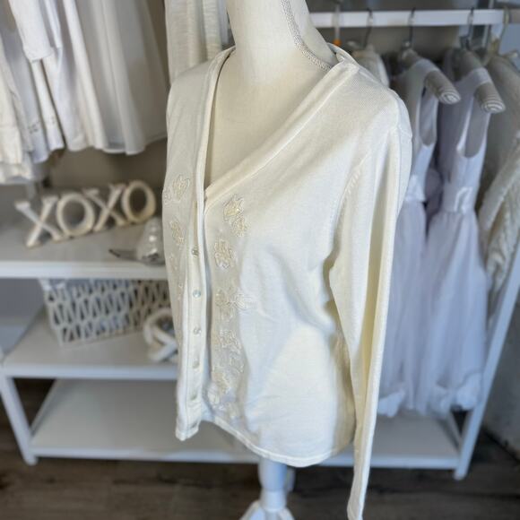 Croft & Barrow Women's Sz L Cream Beaded Floral Applique Cardigan Sweater #3428 - Picture 4 of 8